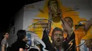 <p>Warga melihat Mural yang menggambarkan kapten dan penyerang Argentina Lionel Messi mengangkat Trofi Piala Dunia 2022 di samping rekan satu timnya setelah memenangkan turnamen Piala Dunia Qatar 2022 di Buenos Aires pada 22 Desember 2022. Argentina berhasil meraih juara setelah mengalahkan Prancis di babak final. (AFP/Luis Robayo)</p>
