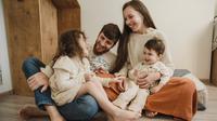 Ilustrasi anak-anak dan orang tua (foto: Pexels/Arina Krasnikova)