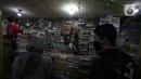 Pedagang buku melayani pembeli di Kwitang, Senen, Jakarta, Minggu (27/9/2020). Menurut keterangan para pedagang, penjualan buku di masa pandemi menurun hingga 50 persen dikarenakan masyarakat saat ini sudah beralih melakukan transaksi pembelian secara daring. (Liputan6.com/Angga Yuniar)