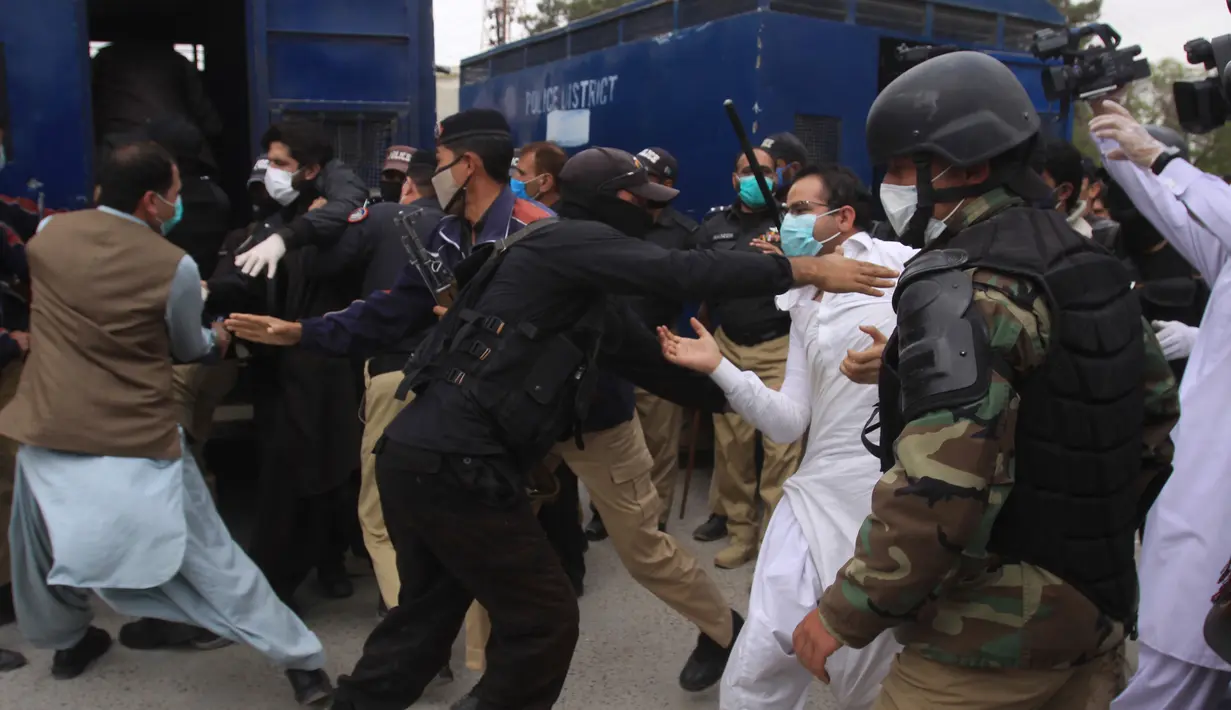 Polisi huru hara membubarkan aksi demonstrasi dari dokter dan tenaga medis di Pakistan, Senin (6/4/2020). Para dokter mengatakan pemerintah telah gagal memberikan pasokan APD yang dijanjikan. (AP Photo/Arshad Butt)