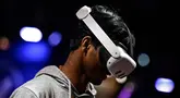 Seorang pria mencoba headset VR realitas campuran Meta Quest 3 selama pameran startup dan inovasi teknologi Vivatech, di pusat pameran Porte de Versailles di Paris, pada 22 Mei 2024. (JULIEN DE ROSA/AFP)