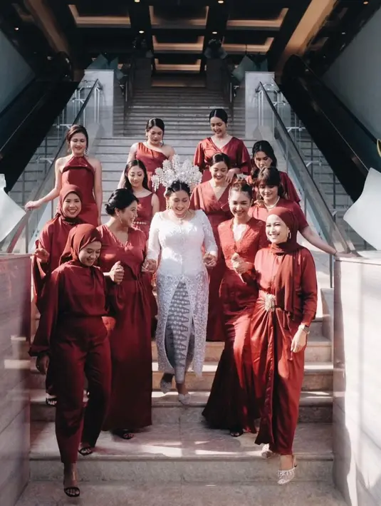 Mikha Tambayong kala itu mengenakan dress merah saat jadi bridesmaid [Instagram/miktambayong]