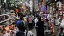 Pengunjung memilih pernak-pernik atau hiasan Natal di salah satu toko di Pasar Asemka, Jakarta, Senin (12/12/2022). Menurut salah satu pedagang, warga khususnya umat Kristiani mulai ramai berburu pernak-pernik Natal dan Tahun Baru sejak pertengahan November lalu. (merdeka.com/Iqbal S. Nugroho)