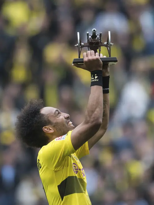 Penyerang Borussia Dortmund, Pierre-Emerick Aubameyang memegang trofi top scorer Bundesliga usai timnya melawan Werder Bremen di  Dortmund, (20/5/2017). Aubameyang mencetak 31 gol - 62 poin (Bernd Thissen/dpa via AP)