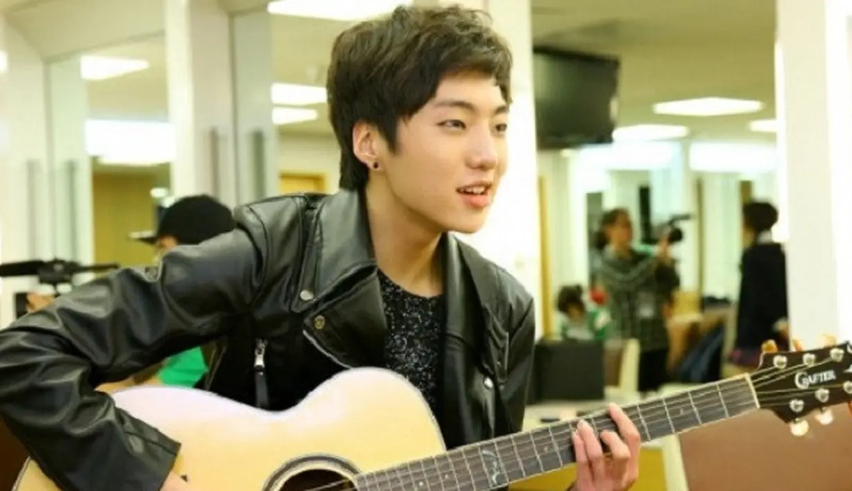 Hal tersebut terungkap saat Kang Seung Yoon hadir dalam acara Secret Garden. Ia mengaku jika dirinya gemar mencari komentar negatif tentang dirinya. (Foto: Soompi.com)