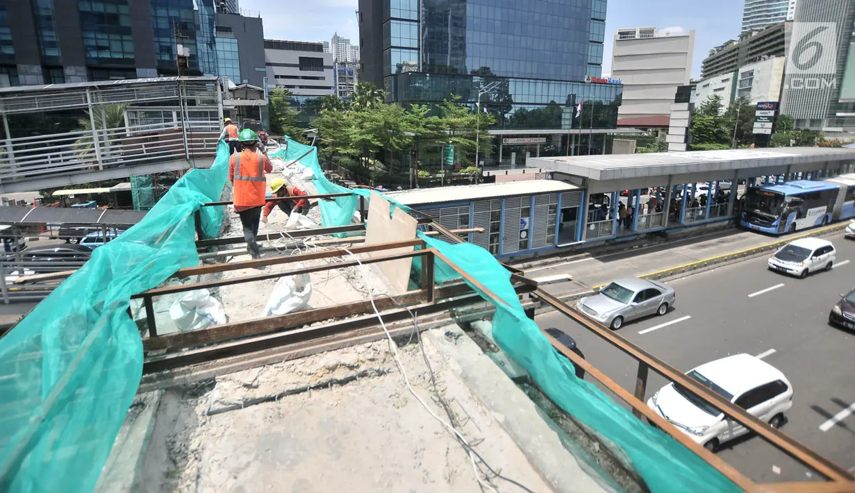 Pekerja membongkar jembatan penyeberangan orang (JPO) Tosari, Jakarta, Minggu (16/12). JPO Tosari akan digantikan oleh pelican crossing. (Merdeka.com/Iqbal Nugroho)