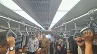 Presiden Joko Widodo atau Jokowi menjajal Light Raid Transit (LRT) Jabodebek rute Harjamukti-Dukuh Atas, Kamis (3/8/2023). (Liputan6.com/Lizsa Egeham)