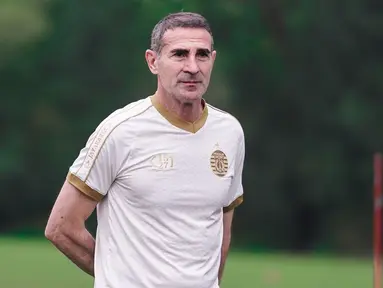 Angelo Alessio memimpin latihan Persija setelah dirinya selesai melakukan karantina pada Jumat (18/06/2021). Ia memulai latihan pada pukul 16.00 WIB didampingi oleh asisten pelatih Sudirman. (Foto: Dok. Persija Jakarta)