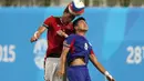 Pemain Indonesia U-23, Hansamu Yama Pranata (kiri), berebut bola dengan pemain Filipina U-23, Daniel Bernan Gadia. (Bola.com/Arief Bagus)