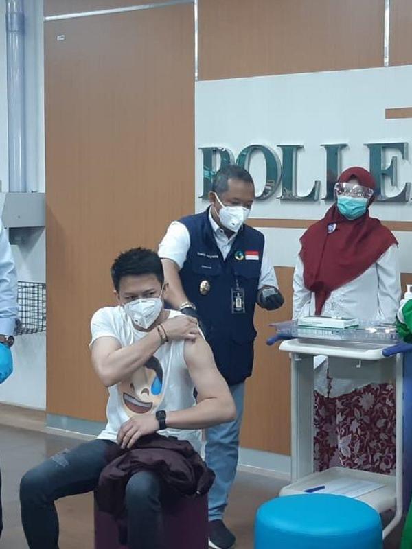 Ariel Noah menjalani vaksinasi COVID-19 di RSKIA Bandung, 14 Januari 2021. (Foto: Liputan6.com/Dikdik Ripaldi)