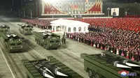 Rudal-rudal terlihat pada truk selama parade militer menandai kongres partai yang berkuasa di Lapangan Kim Il-sung, Pyongyang, Korea Utara, Kamis (14/1/2021). Wartawan independen tidak diberi akses untuk meliput acara ini. (Korean Central News Agency/Korea News Service via AP)