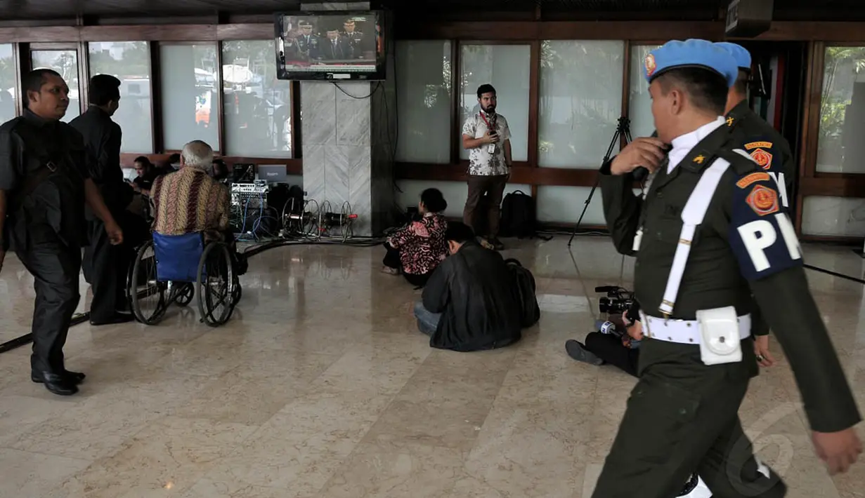 Sejumlah petugas keamanan tampak disiagakan di setiap sudut Gedung Parlemen, Jakarta, Jumat (15/8/14). (Liputan6.com/Johan Tallo)