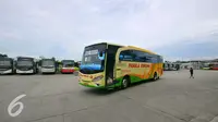 Bus yang tampak di terminal terpadu Pulo Gebang, Jakarta, Selasa (27/12). Terminal ini disebut-sebut sebagai yang terbesar se-Asia Tenggara, dan akan dijadikan basis utama bus-bus Antar Kota Antar Provinsi (AKAP). (Liputan6.com/Angga Yuniar)