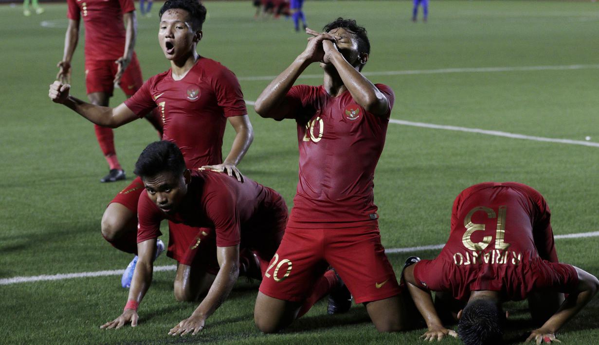 Para pemain Timnas Indonesia U-22 merayakan gol yang dicetak Osvaldo Haay ke gawang Thailand pada laga SEA Games 2019 di Stadion Rizal Memorial, Manila, Selasa (26/11). Indonesia menang 2-0 atas Thailand. (Bola.com/M Iqbal Ichsan)