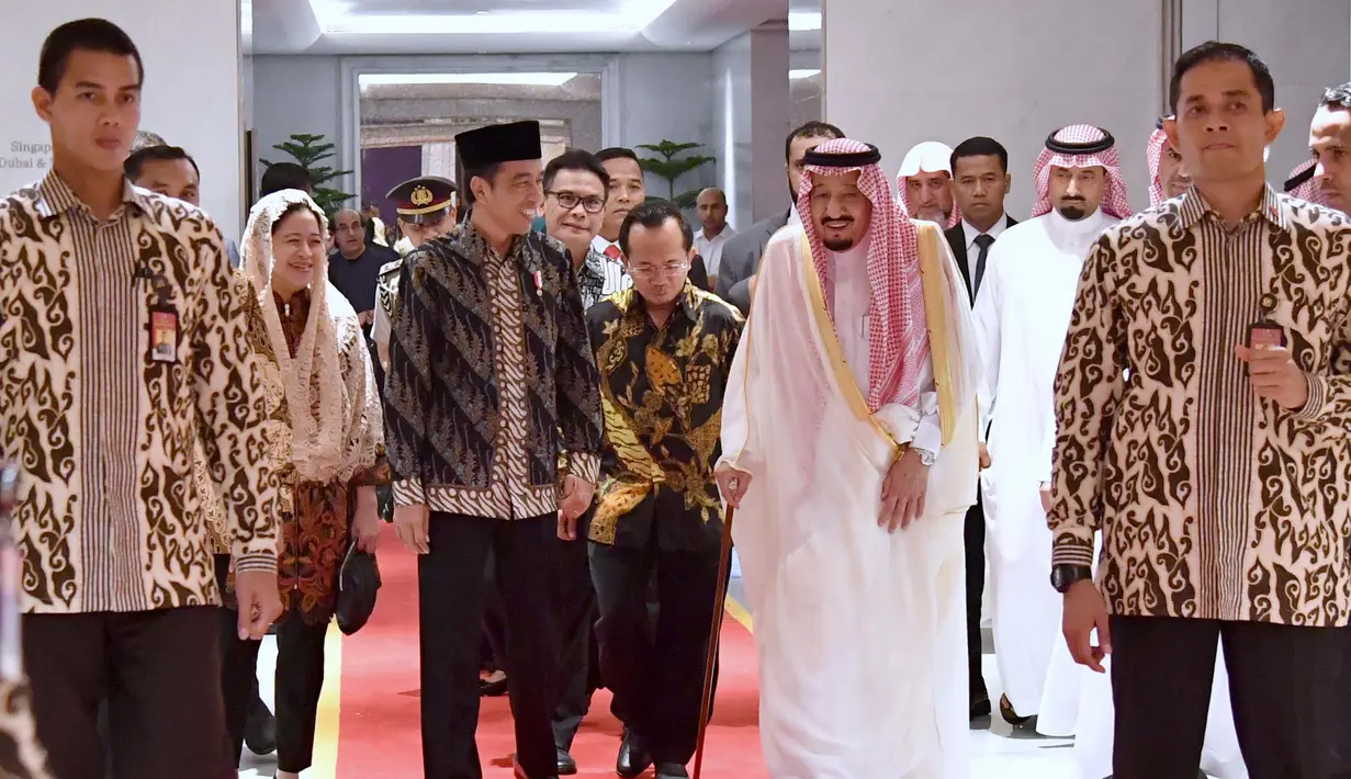 Presiden Jokowi dan Raja Salman saat tiba di ruang pertemuan Hotel Raffles, Kuningan, Jakarta, Jumat (3/3). Raja Salman ditemani Jokowi akan berdialog dengan tokoh lintas agama di Indonesia). (Biro Pers Setpres/Laily Rachev)