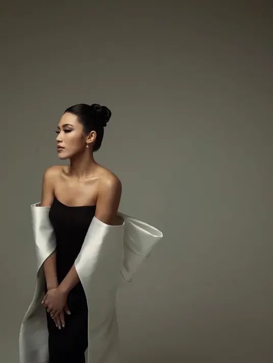 Terakhir, Winona tampil bergaya klasik dengan strapless hitam dan ribbon sleeve putih satin [@bubahalfian]