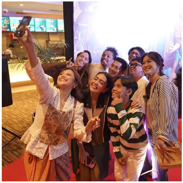 6 Potret Kebaya Brokat Indah Permatasari di Premiere 'Gak Nyangka', Detailnya Unik