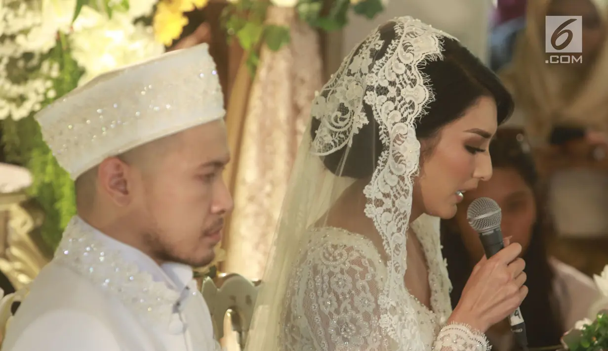 Tyas Mirasih dan Raiden Soedjono saat proses ijab kabul di kawasan Cilandak, Jakarta (8/7). Tyas Mirasih menikah dengan Raiden Soedjono dengan mas kawin perhiasan emas delapan gram. (Liputan6.com/Herman Zakharia)