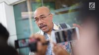 Azas Tigor Nainggolan menyampaikan keterangan saat mendaftarkan gugatan terhadap PT PLN (Persero) terkait mati listrik massal di PN Jakarta Selatan, Rabu (21/8/2019). PLN diangap telah melakukan perbuatan melawan hukum dan meminta PLN meminta maaf secara terbuka. (Liputan6.com/Immanuel Antonius)