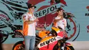 Komitmen Satu Hati dari Pebalap Repsol Honda Team, Marc Marquez (kiri) dan Dani Pedrosa (kanan) saat berfoto dengan tunggangan barunya RC213V pada peluncuran di Kemayoran, Jakarta. (Bola.com/Nicklas Hanoatubun)