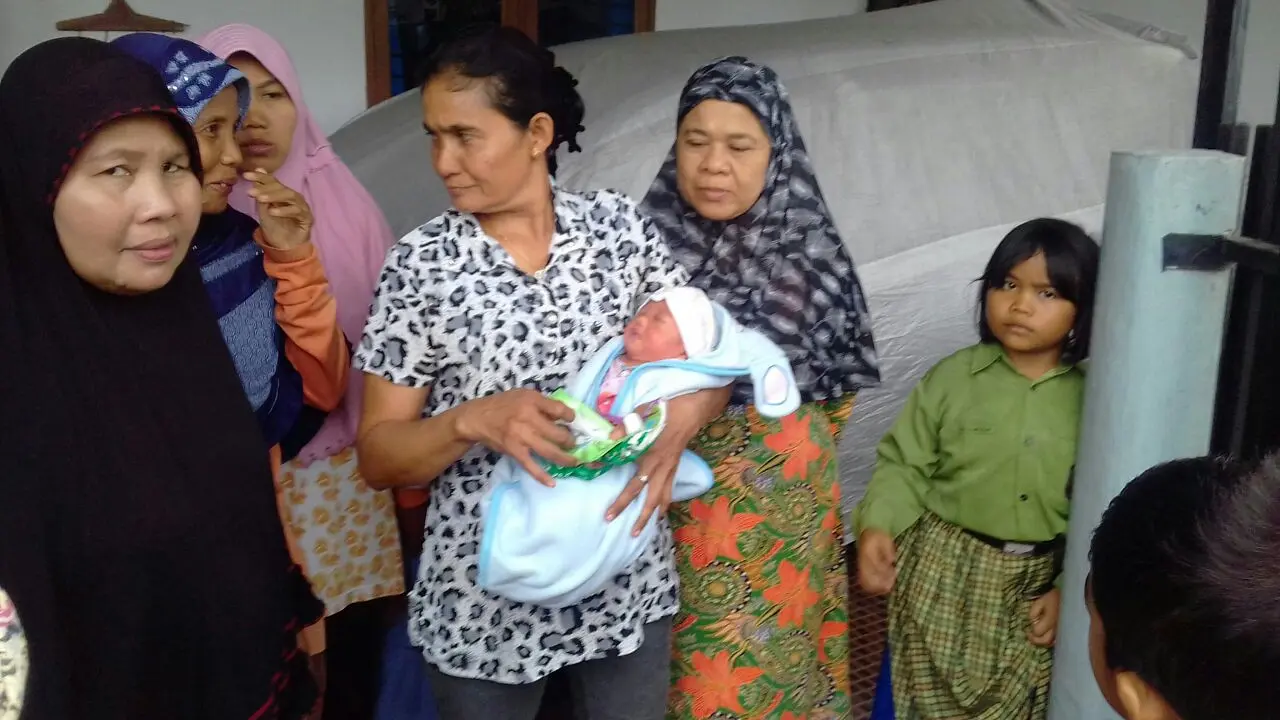 Cinta bagi Anayya, Bayi Dalam Kardus di Pagar Rumah Warga