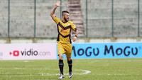 Marlon Da Silva saat membela Mitra Kukar pada Torabika Soccer Championship 2016. (Bola.com/Nicklas Hanoatubun)