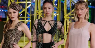 Fashion show Chanel Fall/Winter 2026 dimeriahkan dengan sederet artis dunia yang tampil sebagai Human Chanel. Ada siapa aja? [Chanel]