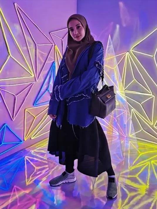 Tampil berbeda, kakak Shireen Sungkar ini menggunakan jaket jeans dengan rok hitam yang membuat look-nya lebih casual. (Liputan6.com/IG/@zaskiasungkar)