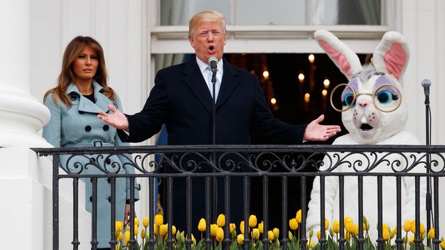 Ekspresi Donald Trump Bersama Badut Kelinci Saat Perayaan Paskah