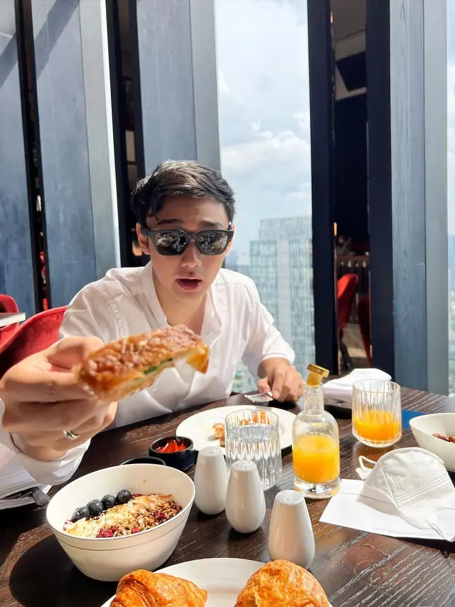 Anniversary Pertama, Ini 6 Momen Dinner Romantis Felicya Angelista dan Caesar Hito