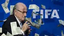 Ekspresi Presiden FIFA, Sepp Blatter, yang terkejut saat seorang pelawak Inggris, Simon Brodkin alias Lee Nelson melemparkan segepok uang dollar sebelum dimulainya konferensi pers di kantor FIFA di Zurich., Swiss. (20/7/2015). (AFP PHOTO/FABRICE COFFRINI)
