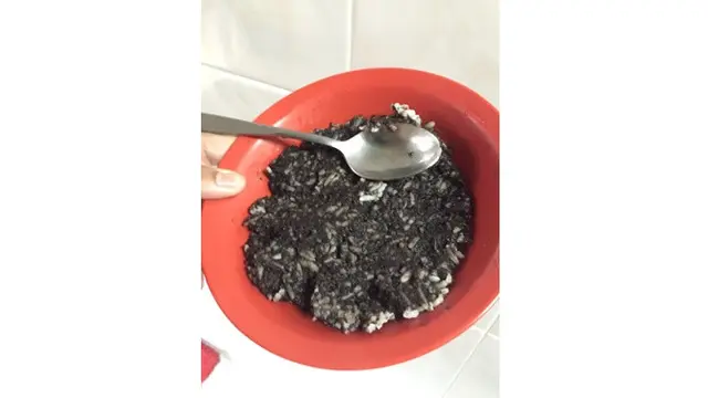 Makanan nyeleneh (Sumber: Twitter/@zira1302)