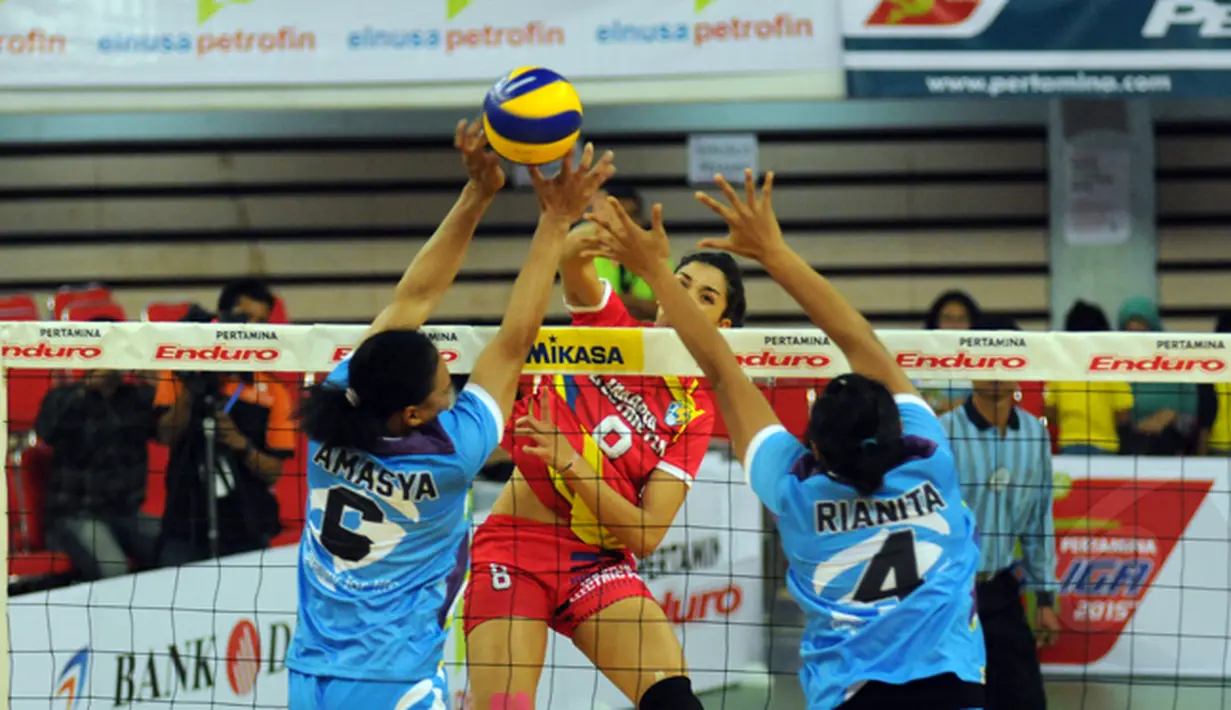 Dua pevoli putri Jakarta PGN Popsivo mencoba menahan smesh pemain Jakarta Electric PLN, Maria Jose Perez (tengah) saat laga Pertamina Proliga 2015 di Dome Balikpapan, (8/2/2015). Jakarta PGN Popsivo unggul 3-2. (Liputan6.com/Helmi Fithriansyah)