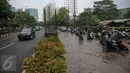 Sejumlah mobil melintas di jalur cepat di Kawasan Kuningan, Jakarta, Selasa (24/11). Jalur lambat di Jalan HR Rasuna Said, Kuningan, tampak dihindari oleh pengendara karena terdapat genagan air setinggi 20 cm. (Liputan6.com/Faizal Fanani)