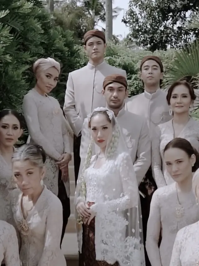 Pesona Keluarga Ashraf Sinclair Saat Hadir ke Pernikahan Bunga Citra Lestari