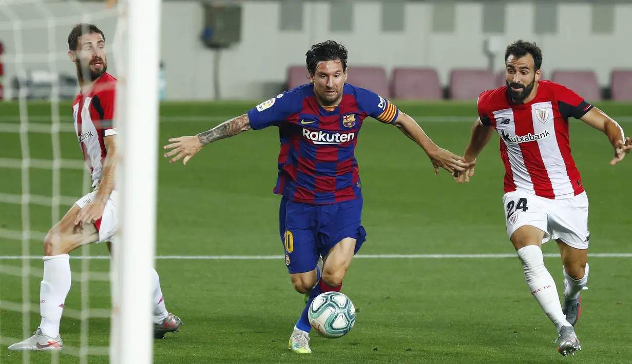 Striker Barcelona, Lionel Messi, berusaha melewati pemain Athletic Bilbao, Mikel Balenziaga, pada laga La Liga di Stadion Camp Nou, Selasa (23/6/2020). Barcelona menang 1-0 atas Athletic Bilbao. (AP/Joan Monfort)