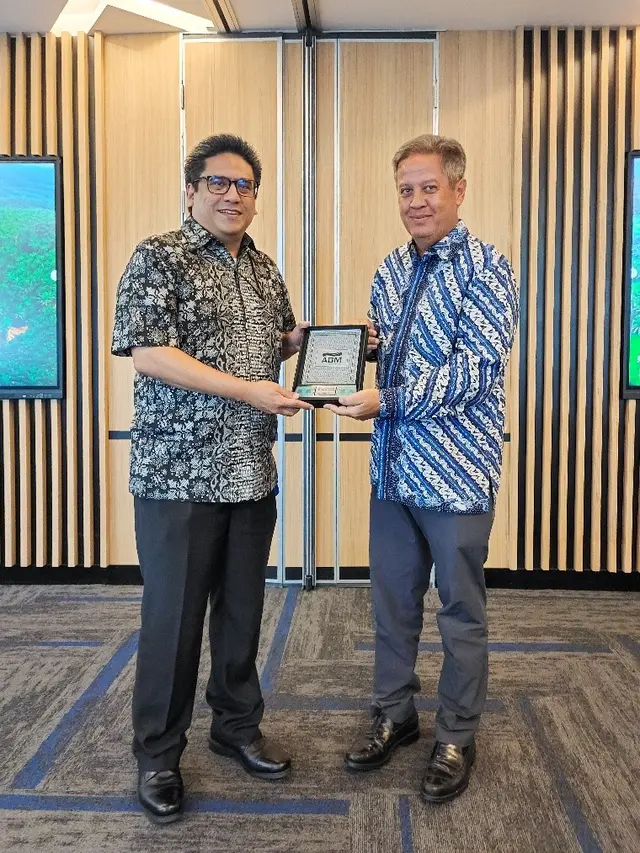 Direktur PT ABM Investama Tbk (ABMM) Achmad Ananda Djajanegara bersama Senior Executive Vice President (SEVP) BCA, Wira Chandra. (Dok ABM)