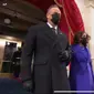 Kamala Harris dan suami, Douglas Emhoff bersiap masuk ke area pelantikan dan penambilan sumpah jabatan di Gedung Capitol Hill, AS. (Live Streaming VOA)