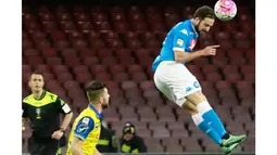 Pemain Napoli,Gonzalo Higuain (kanan) menyundul bola ke arah gawang AC Chievo Verona pada lanjutan Serie A 2015-2016 di Stadion San Paolo, Naples, Minggu (6/3/2016) dini hari WIB.  (AFP/Carlo Hermann)