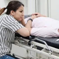 Tya Ariestya sedang menemani suaminya, Irfan Ratinggang berobat ke dokter (Instagram/@tya_ariestya)