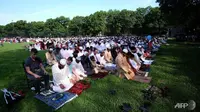 Solat Idul Adha di New York (AFP PHOTO/JEWEL SAMAD)