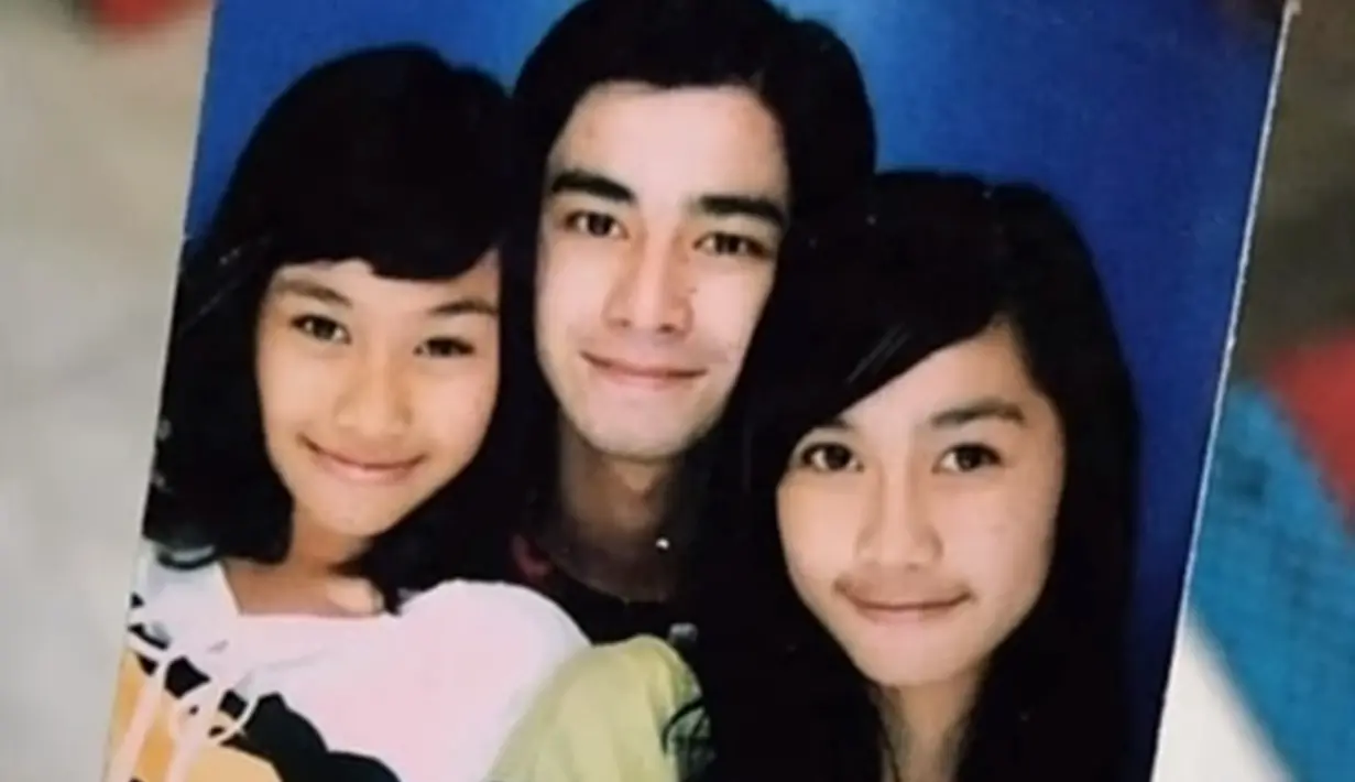 Masuki usia remaja, Raffi Ahmad mulai berkarier di dunia hiburan Tanah Air. Foto awal karier Raffi pun curi perhatian saat bersama Nisya dan Syahnaz. Foto jadul ini banjir like dan komentar dari netizen di Instagram. (Liputan6.com/IG/raffinagita1717)