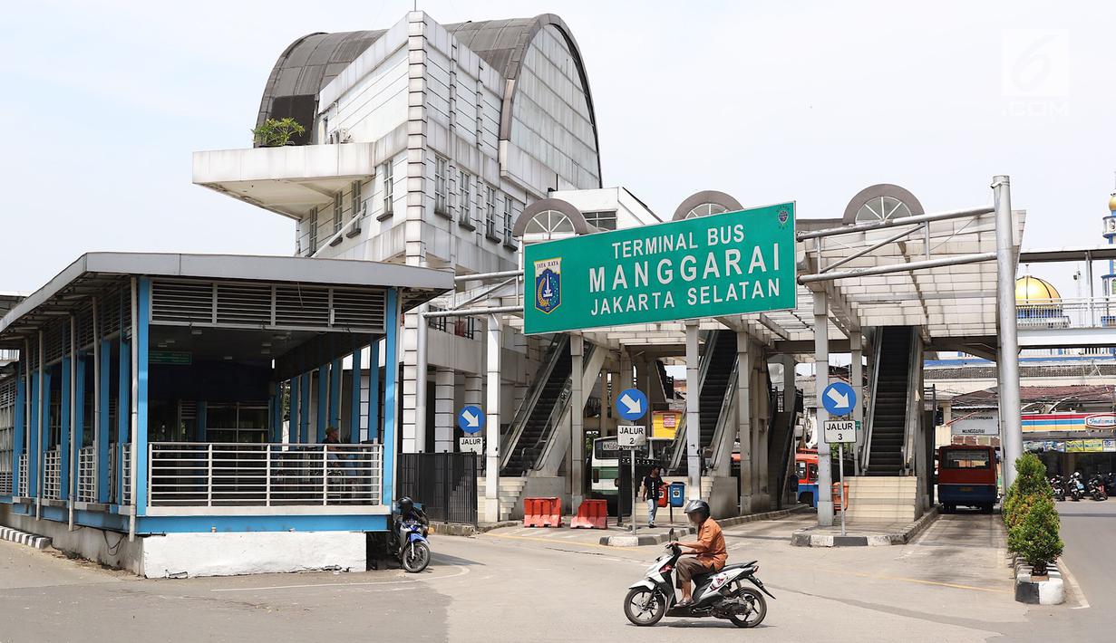 Suasana di sekitar Terminal Manggarai, Jakarta, Jumat (23/3). Kerusakan eskalator di Terminal Manggarai menyebabkan aktivitas penumpang terganggu serta mengurangi kenyamanan. (Liputan6.com/Immanuel Antonius)