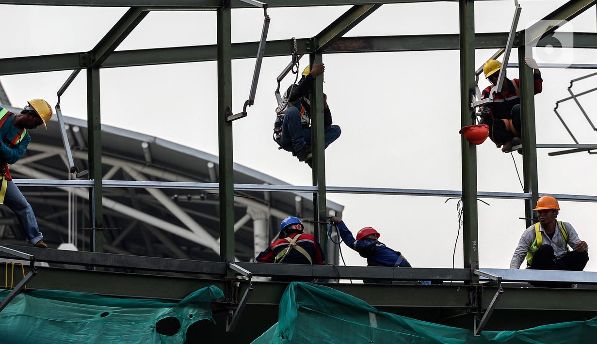 Pekerja menyelesaikan pembangunan halte Centrale Stichting Wederopbouw (CSW) di kawasan Kebayoran Baru, Jakarta, Selasa (8/6/2021). Halte ini dijadwalkan akan diresmikan pada 22 Juni 2021. (Liputan6.com/Johan Tallo)