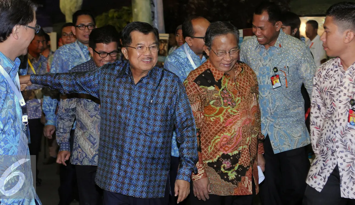 Wakil Presiden Jusuf Kalla bersama Menko Perekonomian Darmin Nasution menghadiri pembukaan pertemuan Pisagro, Kadin, ISEI di Jakarta, Senin (23/5/2016). Pertemuan membahasImplementasi Financial Inclusion untuk Petani. (Liputan6.com/Helmi Fithriansyah)