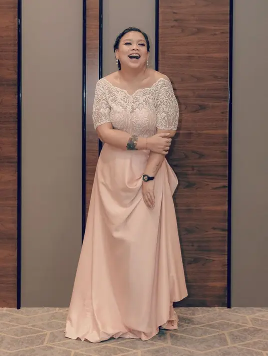 Meski makin kurus, ia mengaku tidak melakukan diet. Tika Panggabean hanya menjaga pola makan dan rutin olahraga saja seperti jogging. Pantas saja, pemilik nama lengkap Kartika Rachel Setia Redjeki Panggabean ini begitu elegan saat memakai balutan dress. Selain itu, ia juga dipuji awet muda. (Liputan6.com/IG/@botikapanggabean)