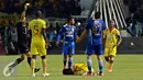 Wasit Djumadi Effendi (kiri) memberikan kartu kuning pada Penyerang Persib Spasojevic (kedua kanan) pada Piala Presiden 2015 di stadion GBK, Jakarta, Minggu (18/10/2015). Persib menang atas Sriwijaya dengan skor 2-0. (Liputan6.com/Yoppy Renato)