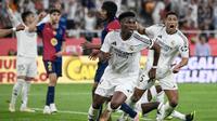 Gelandang Real Madrid, Aurelien Tchouameni, sempat membawa Real Madrid berbalik unggul 2-1 atas Barcelona dalam laga final Copa del Rey 2024/2025, Minggu (27/4/2025) dini hari WIB. Sayangnya, Real Madrid akhirnya harus kalah 2-3 dari Barcelona dalam laga ini. (Josep LAGO / AFP)