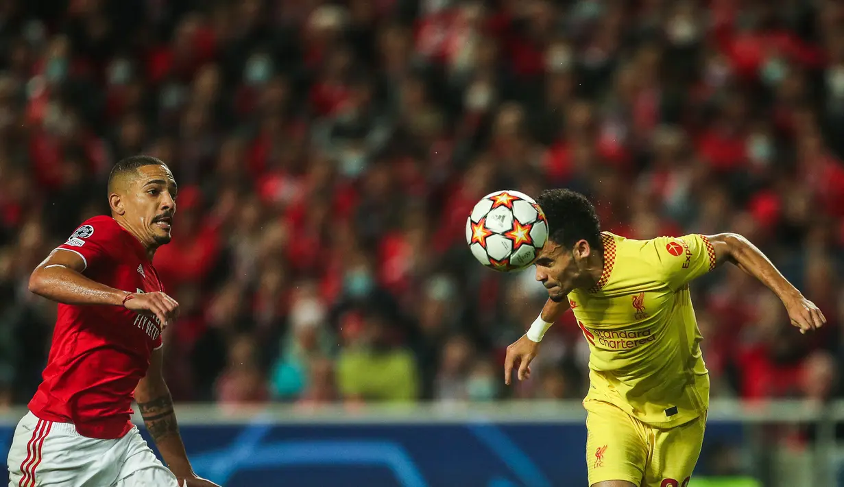 Gelandang Liverpool, Luis Diaz (kanan) menyundul bola di samping bek Benfica, Gilberto Junior pada pertandingan leg pertama perempat final Liga Champions di stadion Luz di Lisbon (6/4/2022). Liverpool menang atas Benfica 3-1. (AFP/Carlos Costa)