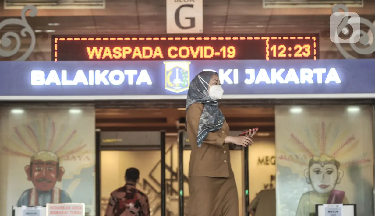 Suasana aktivitas pegawai di Blok G Balai Kota, Jakarta, Selasa (1/12/2020). Kantor Gubernur dan Wagub DKI Jakarta terpaksa ditutup sementara setelah Anies Baswedan dikabarkan terkonfirmasi positif Covid-19 berdasarkan hasil tes usap pada Senin (30/10) kemarin.  (merdeka.com/Iqbal S. Nugroho)